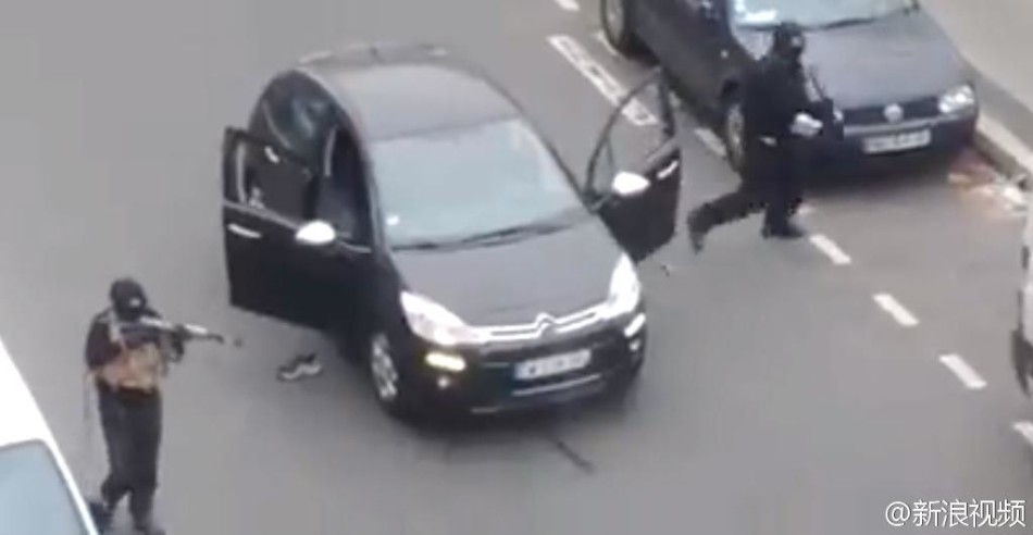 At least 12 people were killed when two masked and armed men on Wednesday stormed into the headquarters of the satirical magazine Charlie Hebdo, known for mocking radical Islamists, in Paris. [Photo/sina.com]