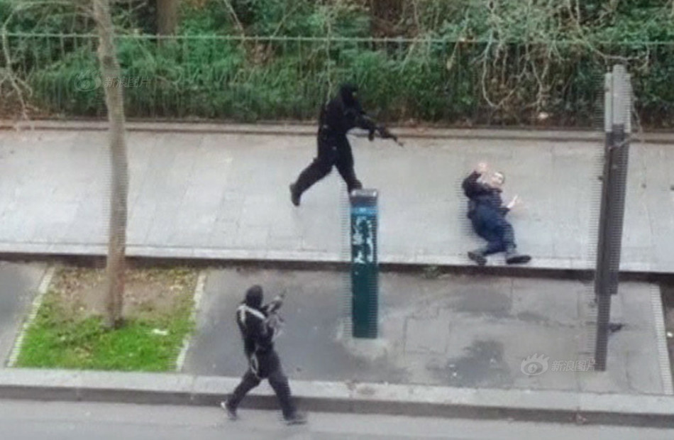 At least 12 people were killed when two masked and armed men on Wednesday stormed into the headquarters of the satirical magazine Charlie Hebdo, known for mocking radical Islamists, in Paris. [Photo/sina.com]