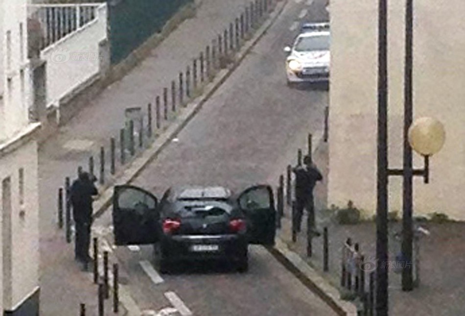 At least 12 people were killed when two masked and armed men on Wednesday stormed into the headquarters of the satirical magazine Charlie Hebdo, known for mocking radical Islamists, in Paris. [Photo/sina.com]