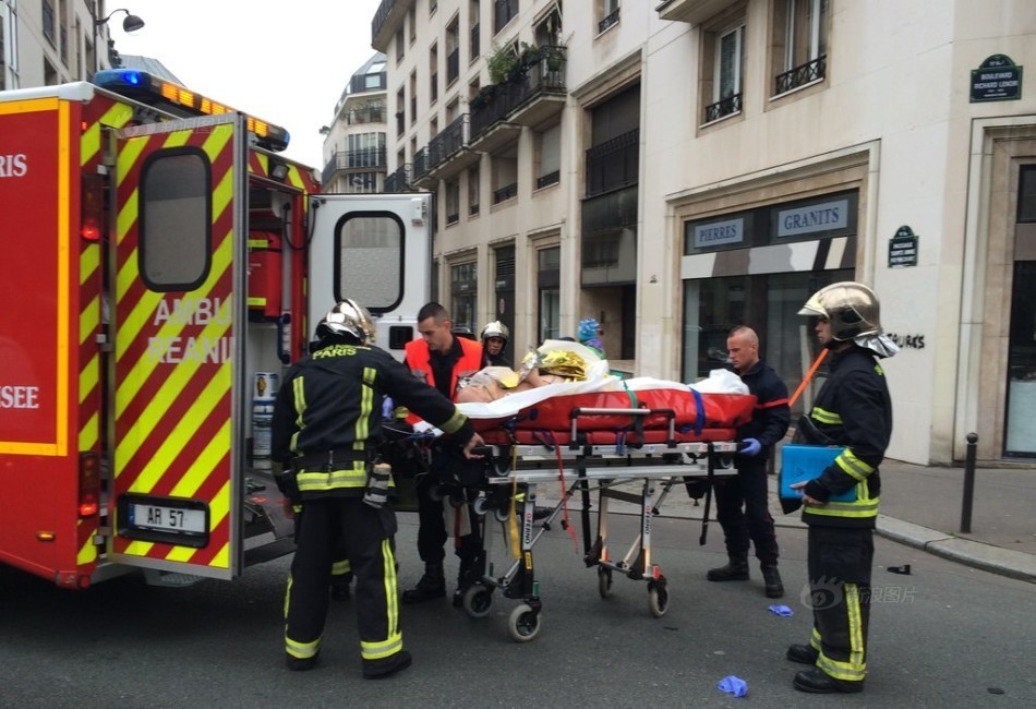 At least 12 people were killed when two masked and armed men on Wednesday stormed into the headquarters of the satirical magazine Charlie Hebdo, known for mocking radical Islamists, in Paris. [Photo/sina.com] 