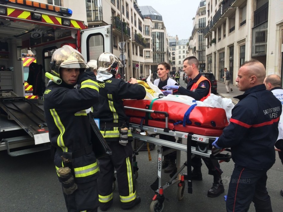 At least 12 people were killed when two masked and armed men on Wednesday stormed into the headquarters of the satirical magazine Charlie Hebdo, known for mocking radical Islamists, in Paris. [Photo/sina.com] 