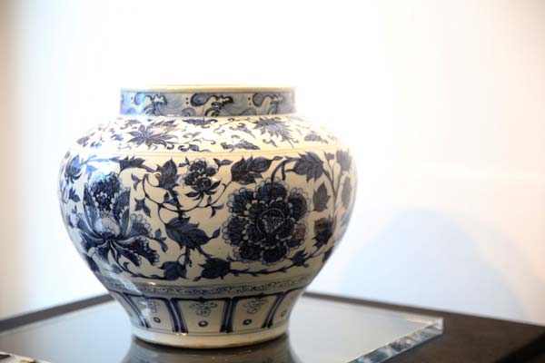 A blue-and-white jar patterned with scrolling peonies of late 14th century. [Photo provided to China Daily] 
