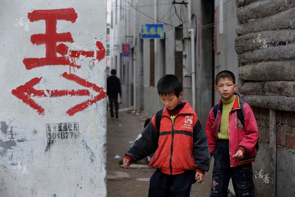 A Chinese character Yu, or jade in English, can be seen everywhere in Xingfu village, located in the east of Bengbu city in east China's Anhui province. Almost all the 400 families at this village have jade workshops. [Photo/qq.com]