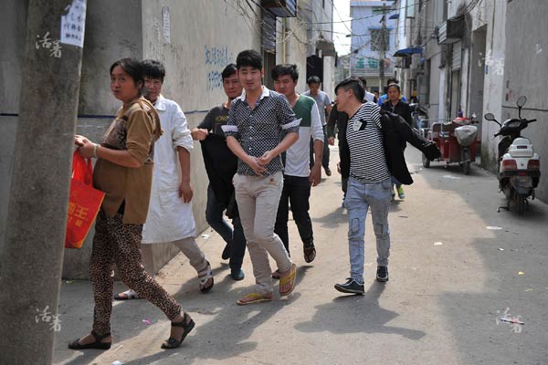 Jade workers, the young and vital force at jade workshops, go to lunch at noon. [Photo/qq.com]