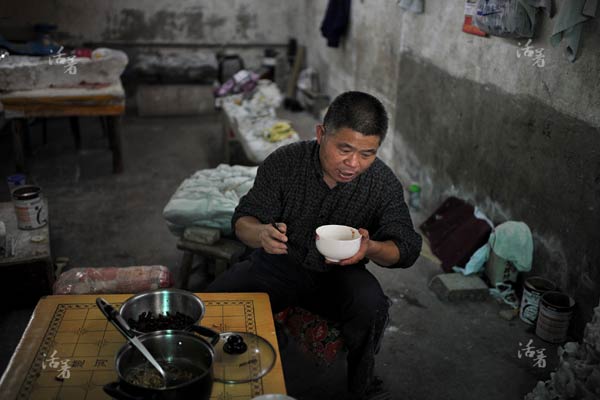 A jade worker has his lunch at a workshop. [Photo/qq.com]