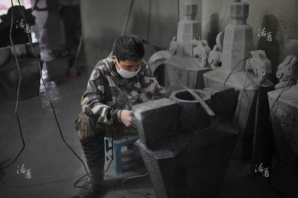 A jade worker wears a mask to escape inhaling dust which is the inevitable result of jade production. [Photo/qq.com] 