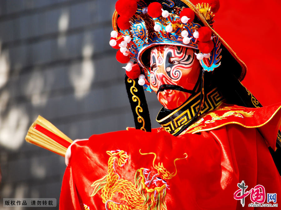  Sichuan Opera is a major type of Chinese opera. 'Face changing' is a unique stunt incorporated in Sichuan Opera that is used to express the changing emotions of characters. [Photo/China.org.cn]