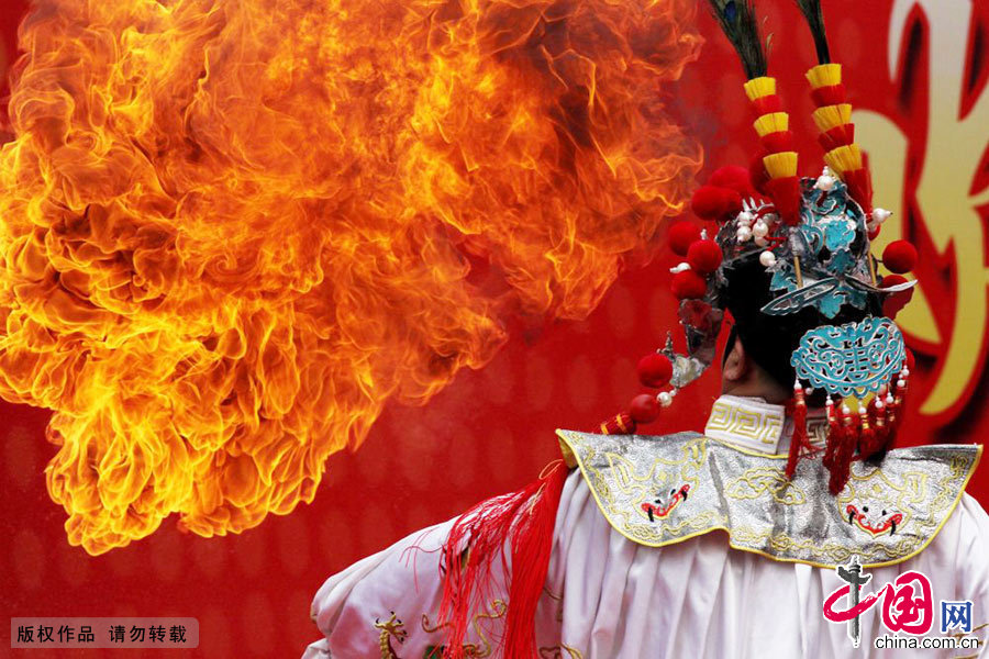 'Fire spitting' is a mysterious special stunt often seen in Sichuan Opera. [Photo/China.org.cn]