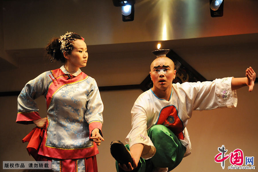  'Lantern theater' is a popular type of folk play in Sichuan, and it is also popular all over the world. Its refined performance and humorous plots make this particular sub-type of Sichuan Opera a favorite with audiences. [Photo/China.org.cn]