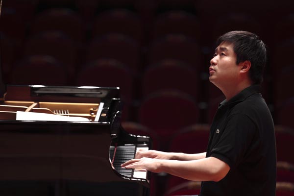 Pianist Wang Xiaohan plays at a recital in Beijing. [Photo provided to China Daily] 