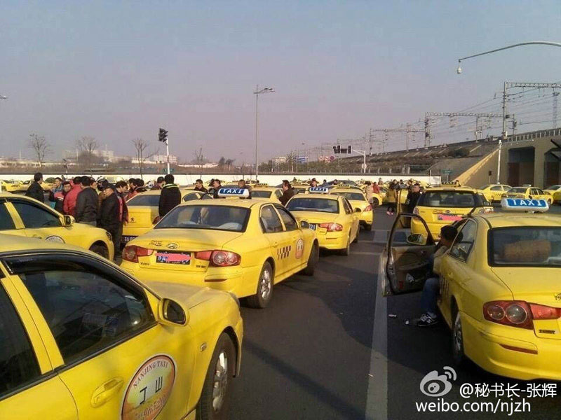 Taxi drivers in Nanjing City, east China's Jiangsu province, suspend their service to protest a decrease in the fuel surcharge on January 8, 2015. [Photo: Weibo]