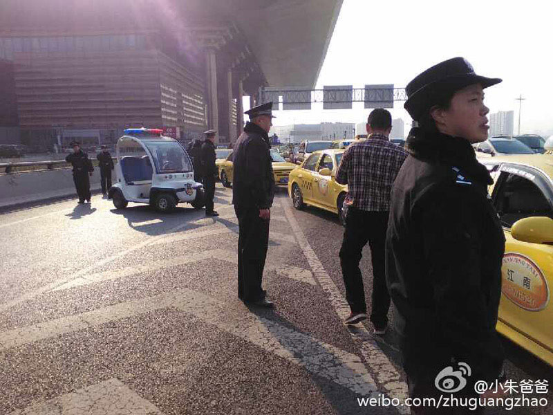 Police arrive at protest sites. [Photo: Weibo] 