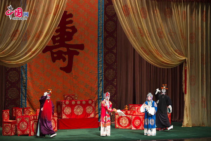 Artists perform traditional Peking Opera &apos;Generals of the Yang Family,&apos; for state-employed foreign experts working in Beijing on Wednesday, at Tsinghua University in Beijing, capital of China. [Photo by Chen Boyuan / China.org.cn]