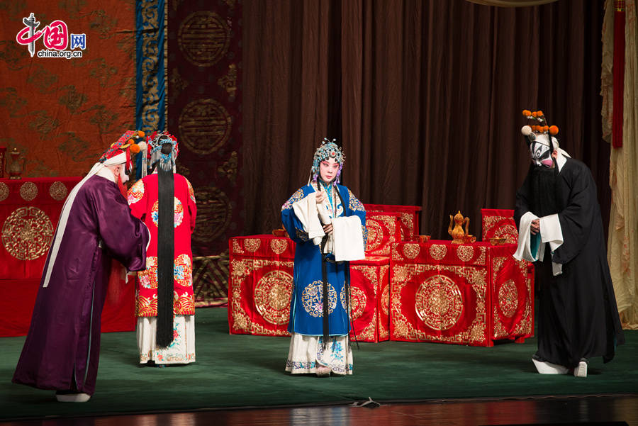 Artists perform traditional Peking Opera &apos;Generals of the Yang Family,&apos; for state-employed foreign experts working in Beijing on Wednesday, at Tsinghua University in Beijing, capital of China. [Photo by Chen Boyuan / China.org.cn]