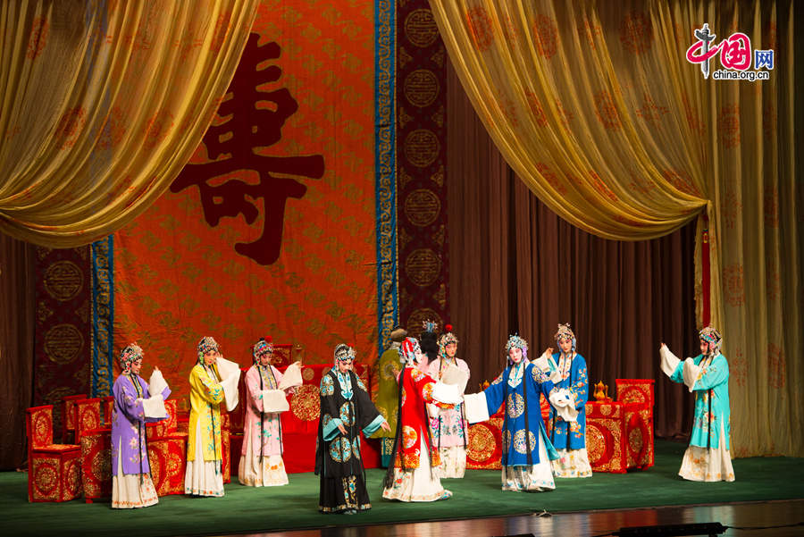 Artists perform traditional Peking Opera &apos;Generals of the Yang Family,&apos; for state-employed foreign experts working in Beijing on Wednesday, at Tsinghua University in Beijing, capital of China. [Photo by Chen Boyuan / China.org.cn]