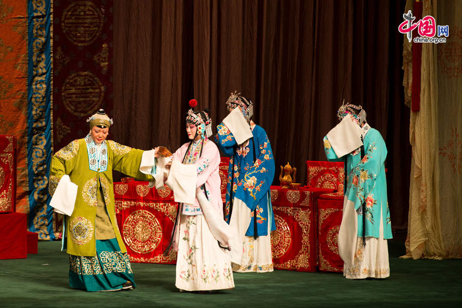 Artists perform traditional Peking Opera &apos;Generals of the Yang Family,&apos; for state-employed foreign experts working in Beijing on Wednesday, at Tsinghua University in Beijing, capital of China. [Photo by Chen Boyuan / China.org.cn]