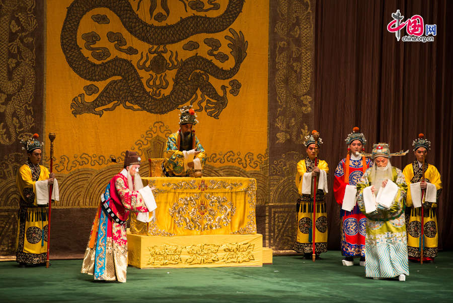 Artists perform traditional Peking Opera &apos;Generals of the Yang Family,&apos; for state-employed foreign experts working in Beijing on Wednesday, at Tsinghua University in Beijing, capital of China. [Photo by Chen Boyuan / China.org.cn]