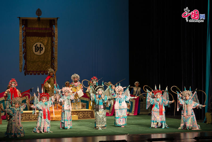 Artists perform traditional Peking Opera &apos;Generals of the Yang Family,&apos; for state-employed foreign experts working in Beijing on Wednesday, at Tsinghua University in Beijing, capital of China. [Photo by Chen Boyuan / China.org.cn]