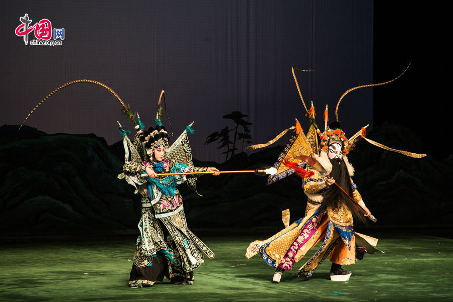 Artists perform traditional Peking Opera &apos;Generals of the Yang Family,&apos; for state-employed foreign experts working in Beijing on Wednesday, at Tsinghua University in Beijing, capital of China. [Photo by Chen Boyuan / China.org.cn]