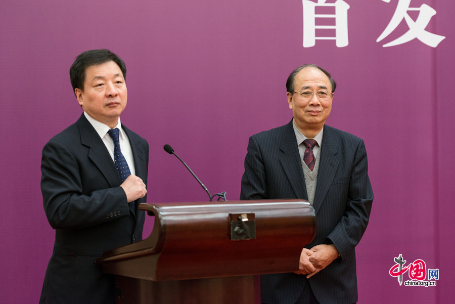 Zhou Mingwei (L) and Zhao Qizheng, former Minister of China State Council Information Office speak about the significance of the English edition of &apos;Early Writings of Zhou Enlai,&apos; at the launch of the book held in Beijing on Thursday, Jan. 8, 2015. [Photo by Chen Boyuan / China.org.cn]