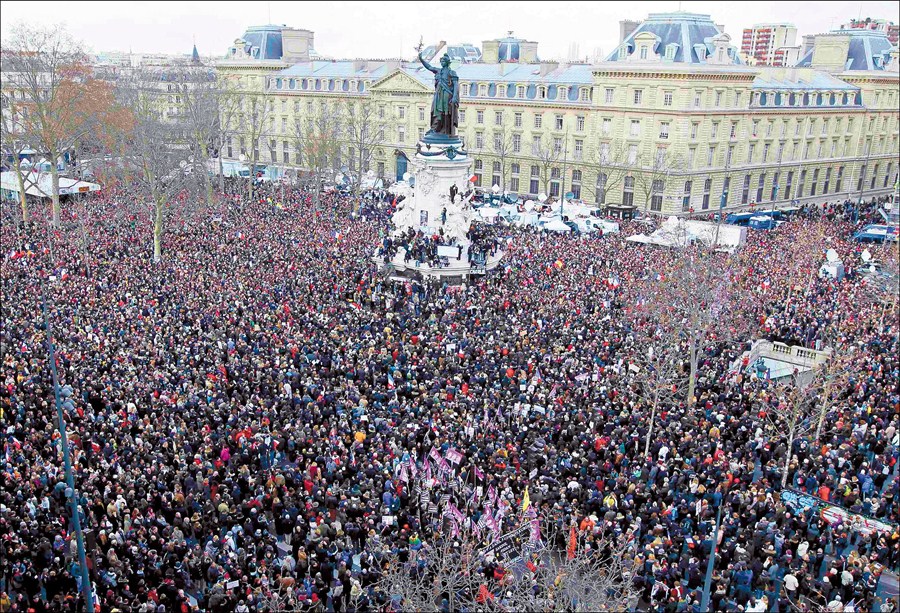 Hundreds of thousands of people gather at the Place de la Republique to attend a solidarity march on the streets of Paris yesterday. French citizens were joined by dozens of foreign leaders, among them Arab and Muslim representatives, in an unprecedented tribute to last week’s victims of the attack at the offices of Charlie Hebdo, the hostage taking at a supermarket, and the killing of a policewoman. [Photo/Shanghai Daily]
