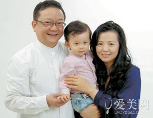 王刚父子年龄差：60岁 