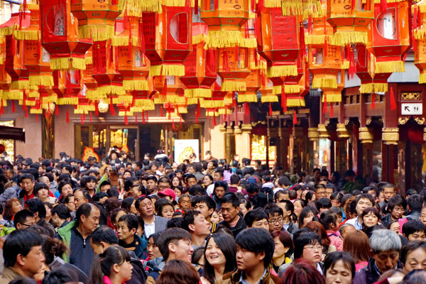 People visit the Lunar New Year Lantern Festival at Yuyuan in Shanghai on Jan 31, 2014. In the wake of the recent stampede on New Year's Eve in the city, the festival's organizers have decided to cancel this year's Lantern Festival events. [Photo/Xinhua]