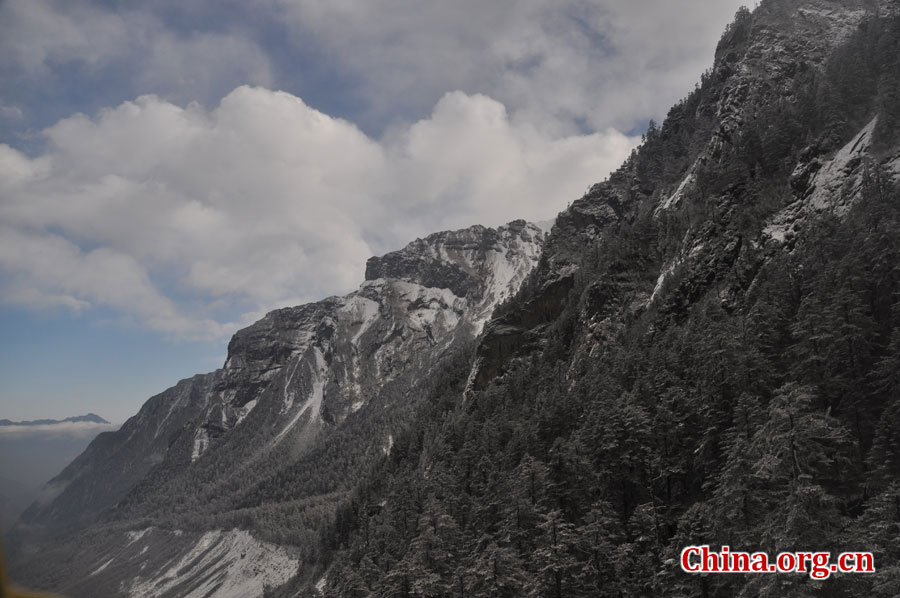 海螺沟冰川森林公园位于四川省甘孜藏族自治州的贡嘎山，是目前世界上已发现的为数极少的低纬度、低海拔且最易接近的现代冰川之一。攀登冰川顶岭，一路可见无数的冰洞、冰湖、冰蘑菇、冰门、冰梯、冰人、冰兽等，仿佛置身于一个奇妙绝伦的冰世界。[中国网 陈竹溪 摄]