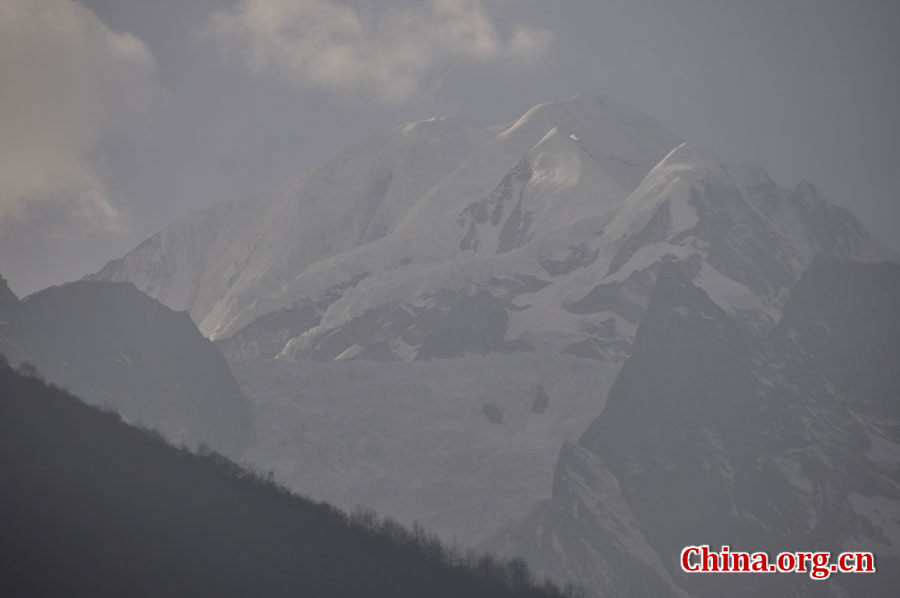 海螺沟冰川森林公园位于四川省甘孜藏族自治州的贡嘎山，是目前世界上已发现的为数极少的低纬度、低海拔且最易接近的现代冰川之一。攀登冰川顶岭，一路可见无数的冰洞、冰湖、冰蘑菇、冰门、冰梯、冰人、冰兽等，仿佛置身于一个奇妙绝伦的冰世界。[中国网 陈竹溪 摄]