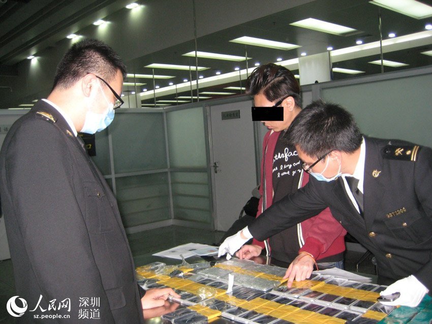 The 94 iPhones are demonstrated in the photo on Jan. 11, 2015. Apple products are often reported to be priced higher in the Chinese mainland than in Hong Kong, which leads to many smuggling cases from Hong Kong to the mainland. [Photo: people.cn]
