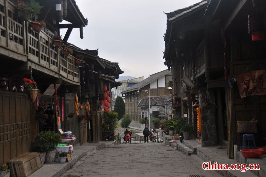 磨西古镇位于四川省甘孜藏族自治州泸定县南部，地处贡嘎山风景区东坡，海螺沟冰川森林公园入口处，属海螺沟风景名胜区外围保护地带，是海螺沟风景名胜区的旅游接待基地和入口。这里保留有较完整的老镇古街区，为清末民初民居古建筑群，走在青石板铺就的老路上，仿佛回到了从前。[中国网 陈竹溪 摄]