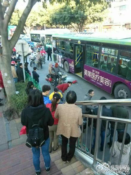 A bus catches fire on Thursday morning in the eastern Chinese city of Xiamen. [Photo: weibo.com] 