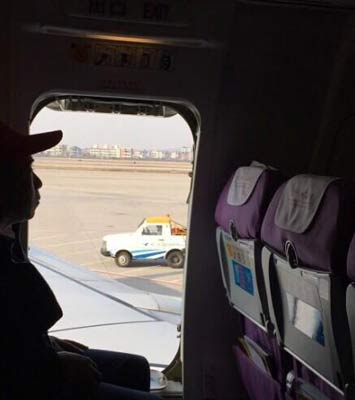 The emergency exit door is open while the Xiamen Airline flight MF8453 waits to take off. [Photo/ weibo.com/139807180] 