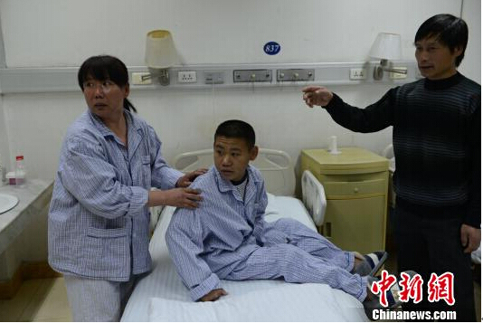 The Li family wait for the transplant operation to begin. [Photo/Chinanews] 