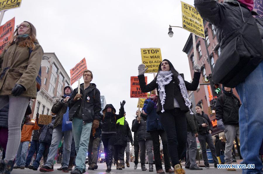 People attend a demonstration to shut down the traffic protesting against racism and injustice to mark the birthday of Martin Luther King Jr. in Washington D.C., the United States, Jan. 15, 2015. [Photo/Xinhua]