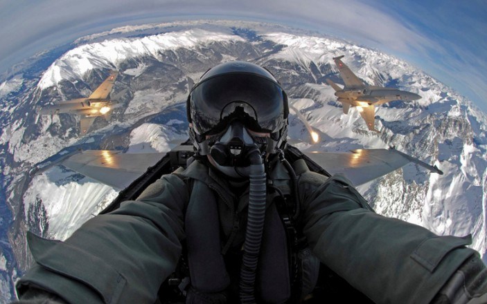 These photos show that fighter pilots from different countries go viral with a 'selfie' when they fly a mission. [Photo/cnr.cn]