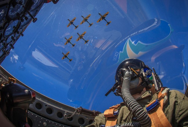 These photos show that fighter pilots from different countries go viral with a 'selfie' when they fly a mission. [Photo/cnr.cn]