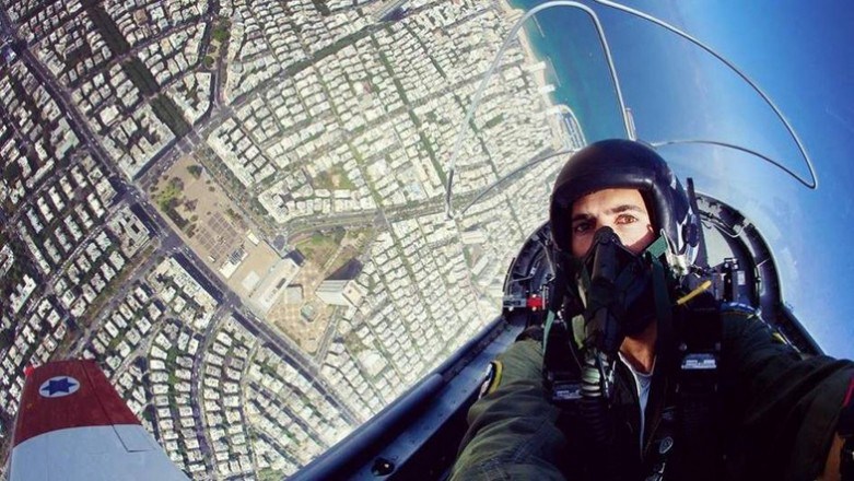 These photos show that fighter pilots from different countries go viral with a 'selfie' when they fly a mission. [Photo/cnr.cn]