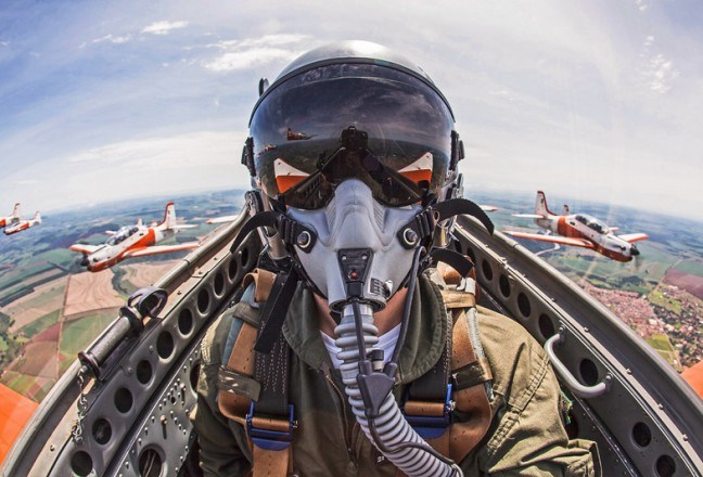 These photos show that fighter pilots from different countries go viral with a 'selfie' when they fly a mission. [Photo/cnr.cn]