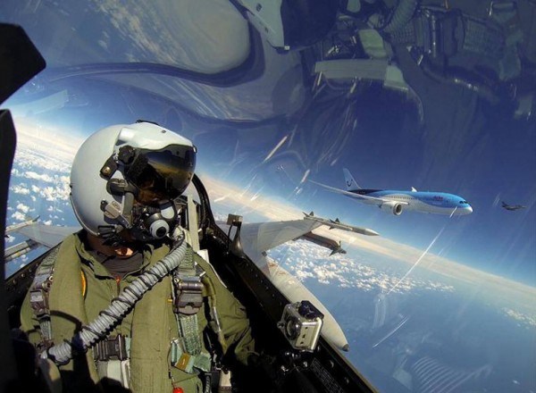 These photos show that fighter pilots from different countries go viral with a 'selfie' when they fly a mission. [Photo/cnr.cn]