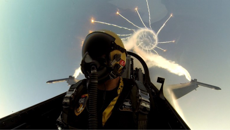 These photos show that fighter pilots from different countries go viral with a 'selfie' when they fly a mission. [Photo/cnr.cn]