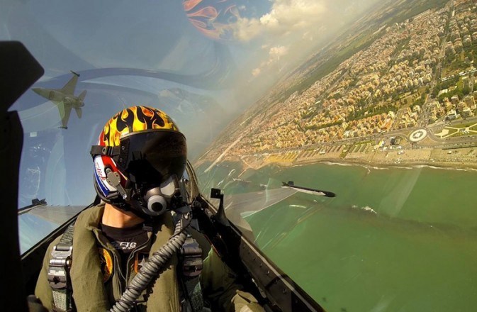 These photos show that fighter pilots from different countries go viral with a 'selfie' when they fly a mission. [Photo/cnr.cn]