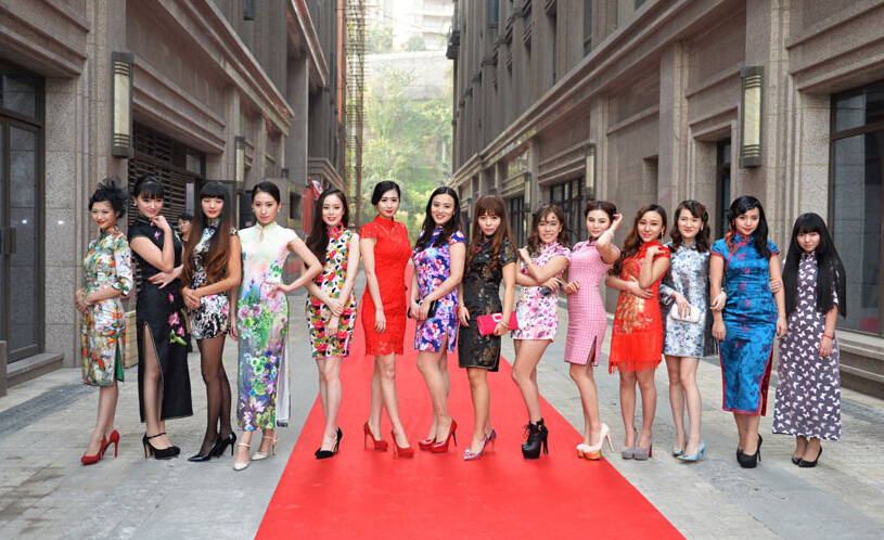 Young women in Chongqing dress up in qipao at a theme party. The organizer says it's for beautiful women who love qipao to meet new friends offline. [Photo by Sina Chongqing/For China Daily]