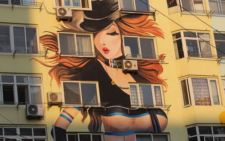 A series of hot beauties' wall paintings covering a residential building in Qingdao city, Shandong Province went viral on the Internet. 
