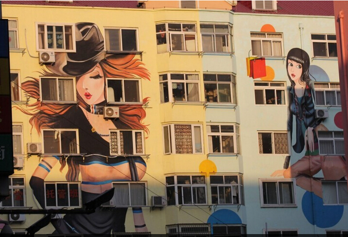 A series of hot beauties' wall paintings covering a residential building in Qingdao city, Shandong Province went viral on the Internet.