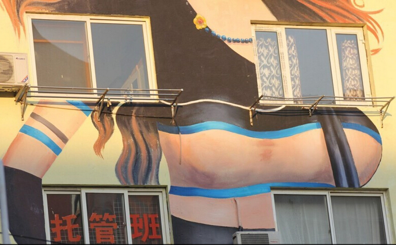 A series of hot beauties' wall paintings covering a residential building in Qingdao city, Shandong Province went viral on the Internet.