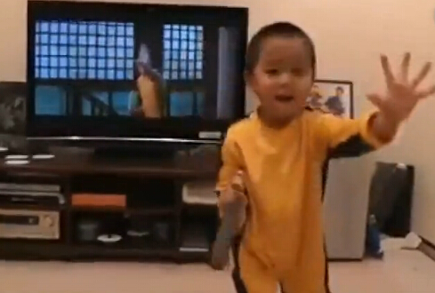 A video of a little boy displaying his nunchakus skills has gone viral, with more than 160,000 views generated on Chinese video site tudou.com.