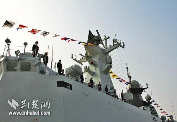A new guided missile destroyer was officially commissioned to the People's Liberation Army Navy (PLAN) on Friday at Zhoushan Port in Zhejiang Province. [Photo/cnhubei.com]