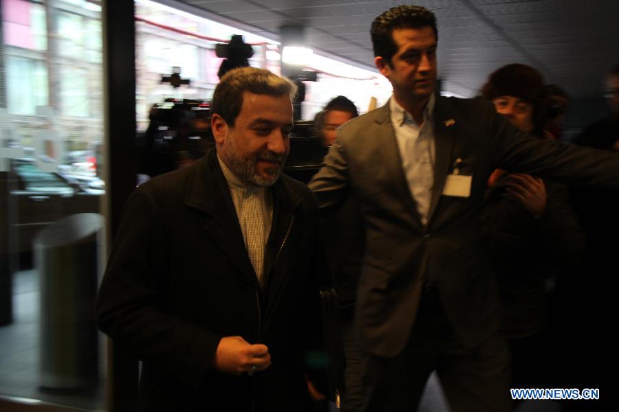 Iranian Deputy Foreign Minister Abbas Araqchi(L) arrives for the new round of Iran nuclear talks in Geneva, Switzerland, on Jan. 18, 2015. The new round of negotiations over Iran's long-standing controversial nuclear program broadened the consensus, said the head of Chinese delegation to the talks on Sunday. [Photo/Xinhua]