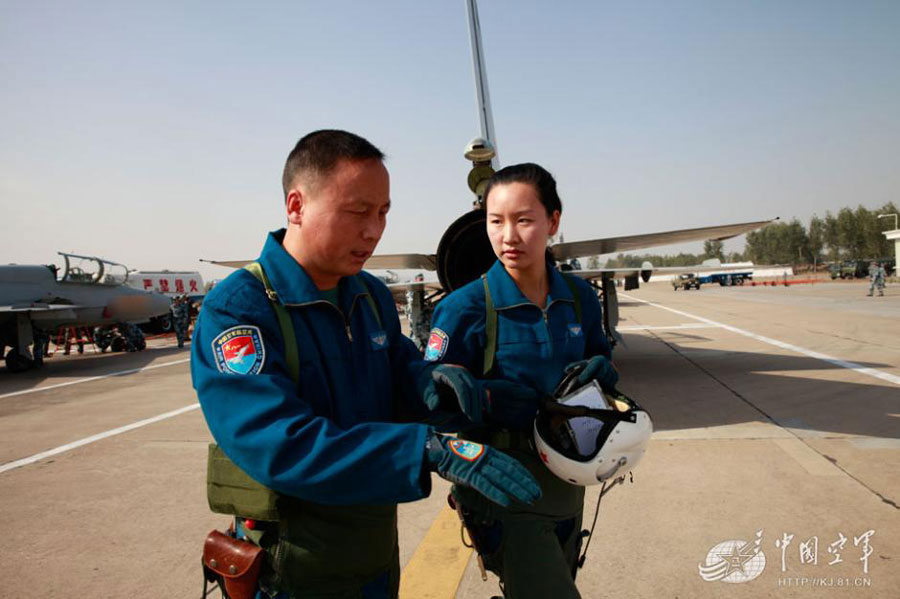 The undated photo shows that a flight instructor explains the rules of flying a fighter to a female fighter pilot at Jinan Airforce in east China's Shandong Province. [Photo: kj.81.cn]